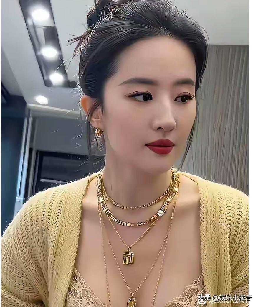 仔细数了数女神刘亦菲脖子上挂的项链，足足有五条之多
加上手上的镯子和戒指，简直亮