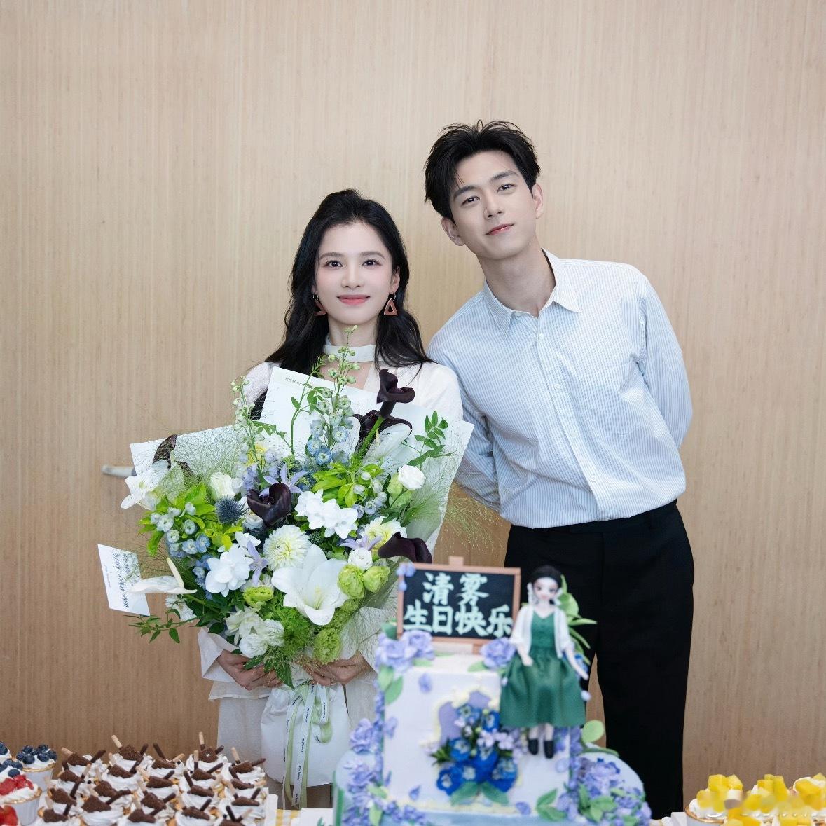 李现cue张婧仪我要我们在一起《雾里青》杀青现场的即兴小互动，温柔又好嗑。李现笑