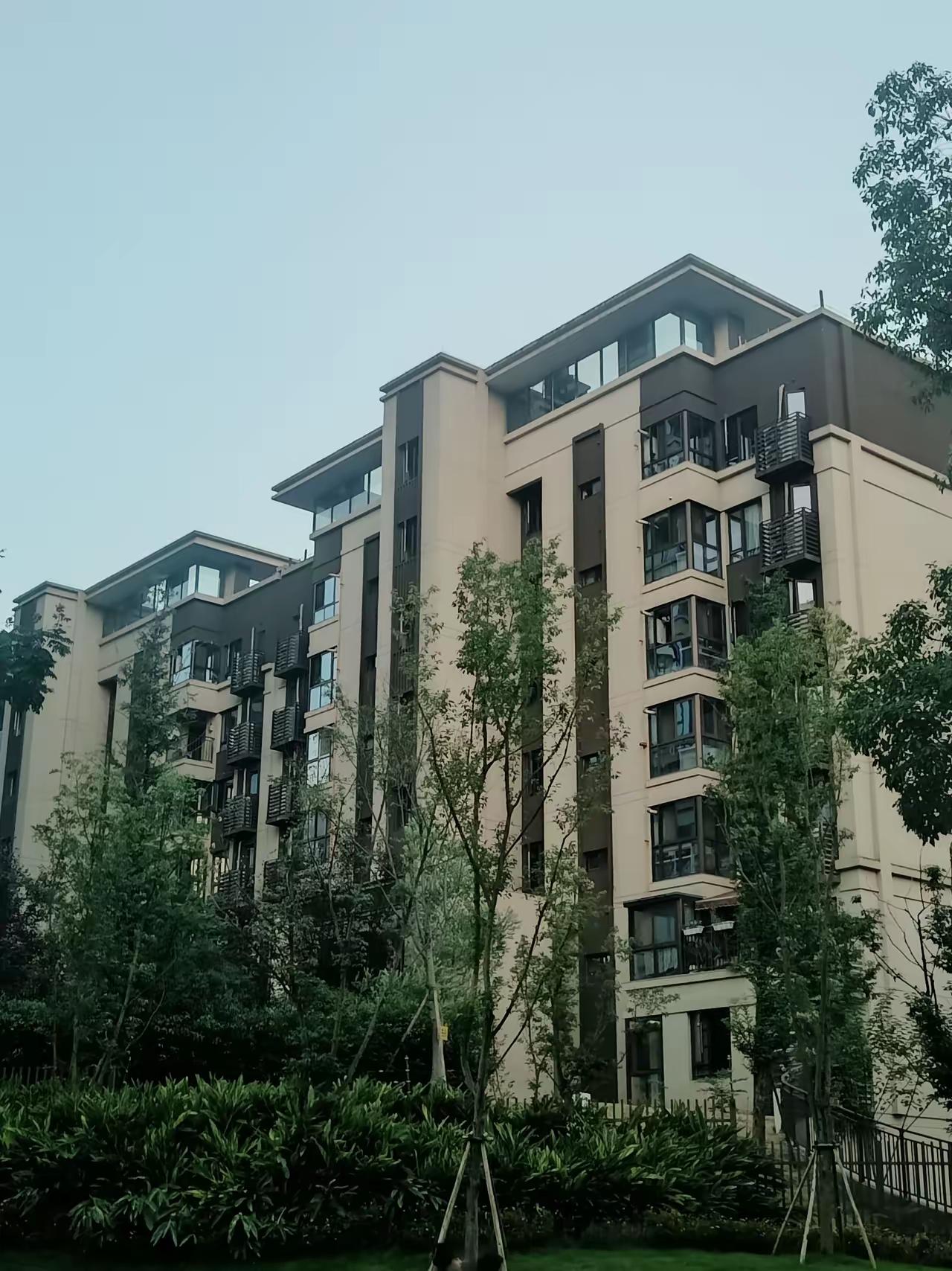 现在才发现，真正的“房圈赢家”根本不盯房价K线！
 
那些手握几套房的人，早把房