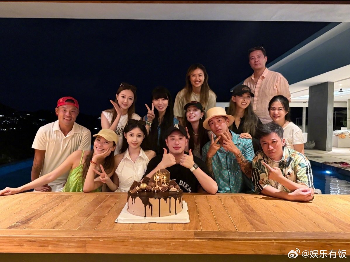 宣云晒潘玮柏生日合照 8月6日深夜，潘玮柏妻子宣云晒出为潘玮柏庆生的合照，5岁女