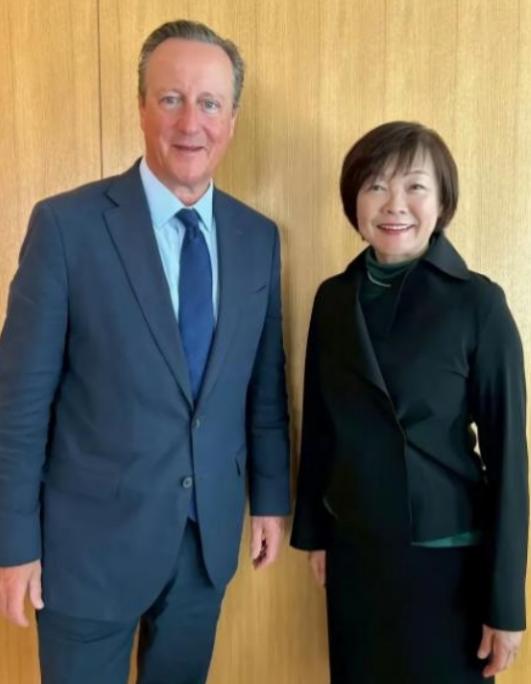安倍晋三要是泉下有知，估计真得气得翻个身。

他老婆安倍昭惠，在他死后，直接开启