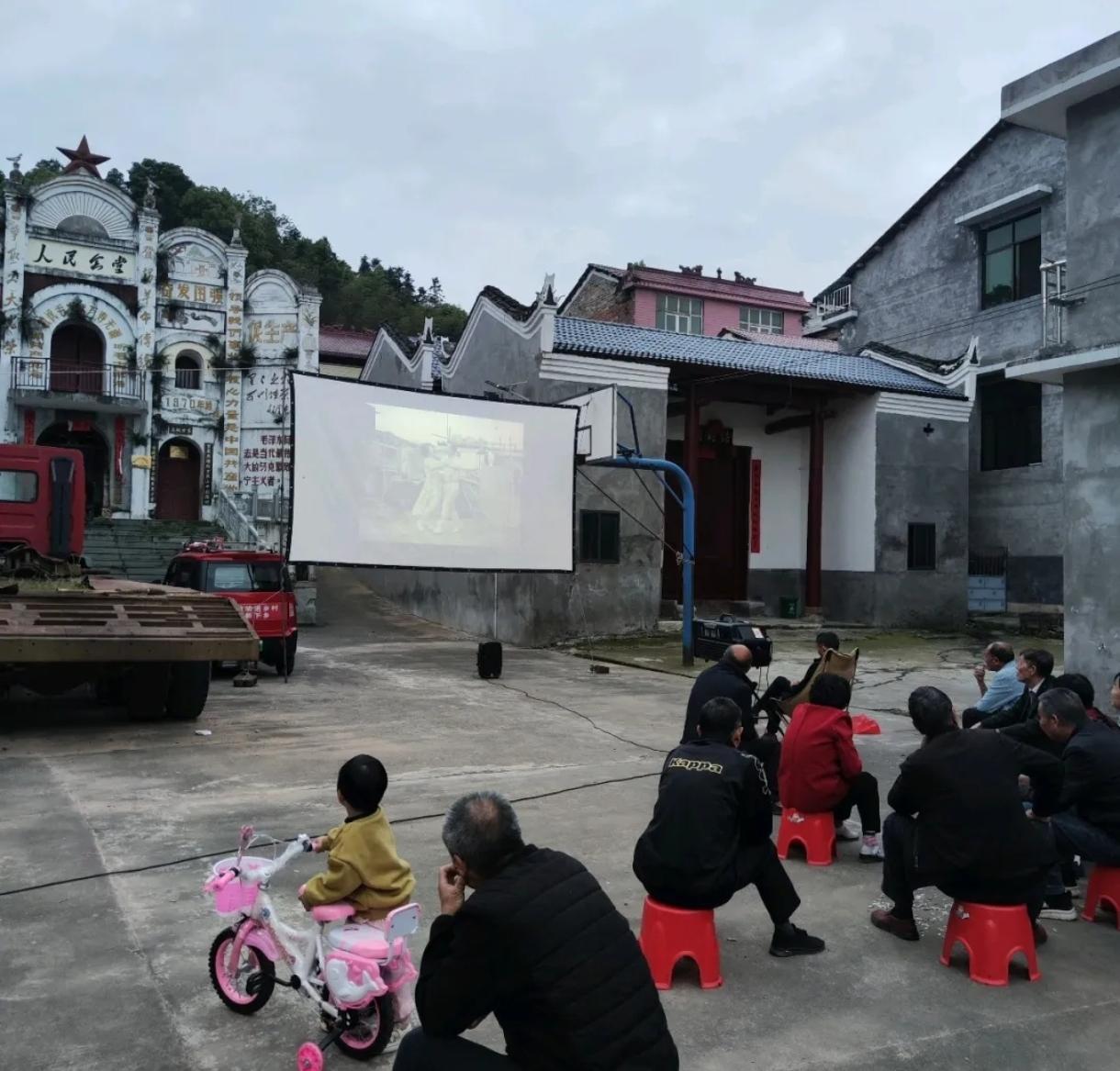 送电影下乡每个村都会放，一个村一个月一场电影！小时候，一听说有电影，晚饭都不吃[