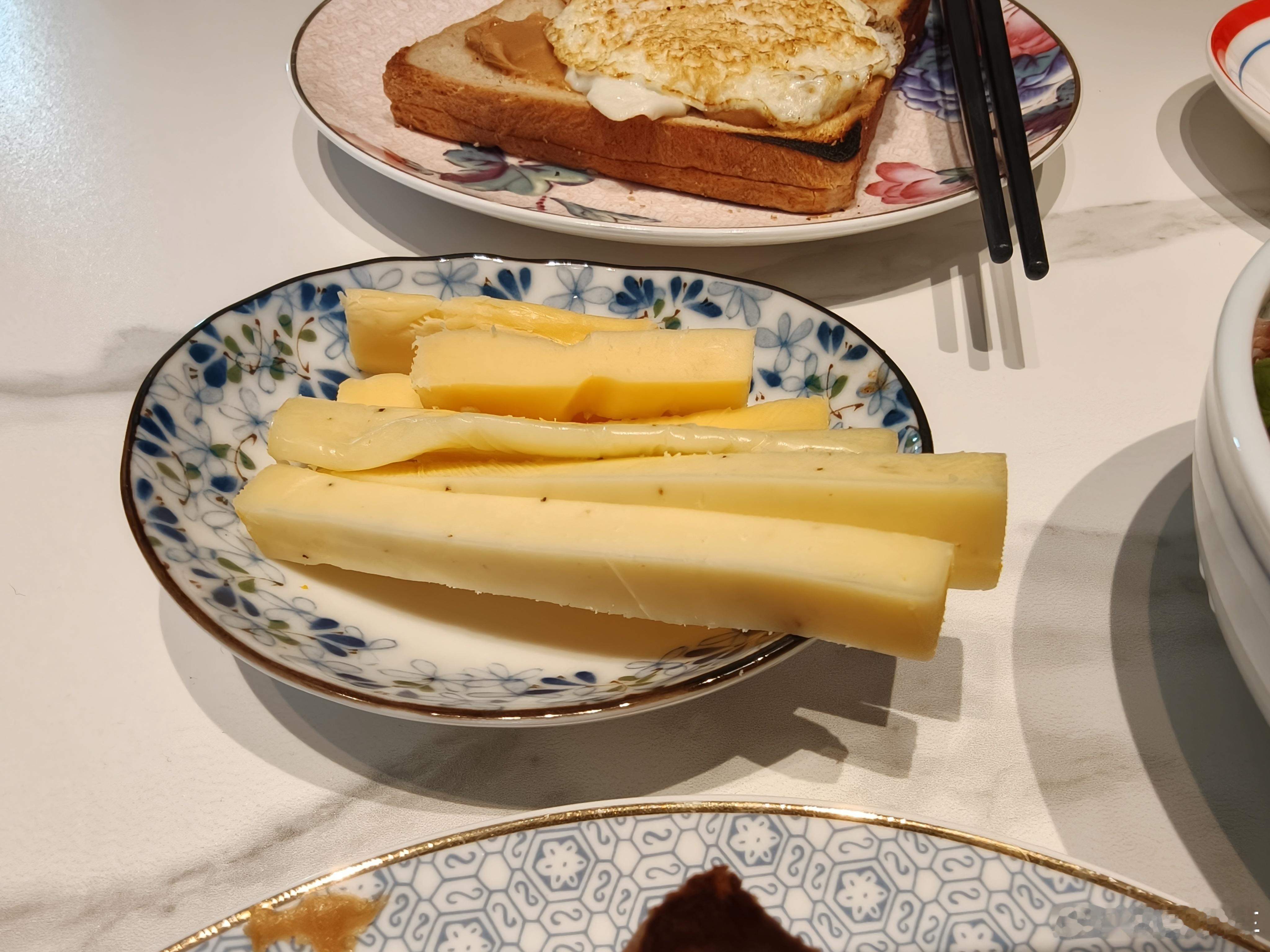 前两天被迫去麦德龙办了张卡买了点食材感觉还行，和山姆没啥区别人少，不用排队我不懂