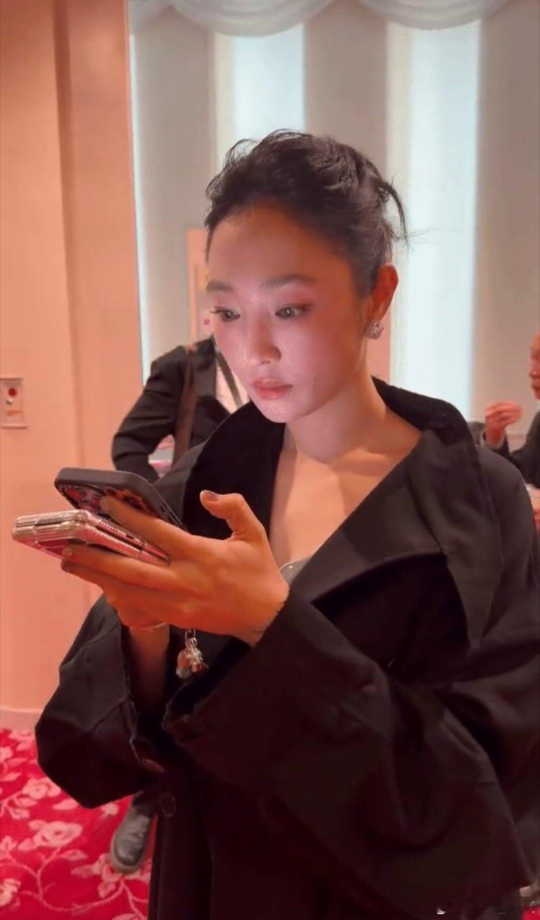 白百何拿三个手机回消息 早上好！说明手机早已深度融入生活，成了不可或缺的“好朋友