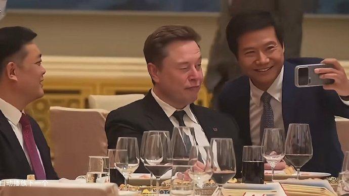 雷军马斯克合影 马斯克怎么还会表情管理，还wink一下