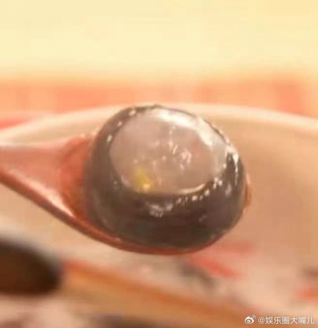 周深煮元宵变蛋花汤 元宵节应景煮个元宵，周深愣是煮出了新花样。皮蛋和蛋花飘在锅里