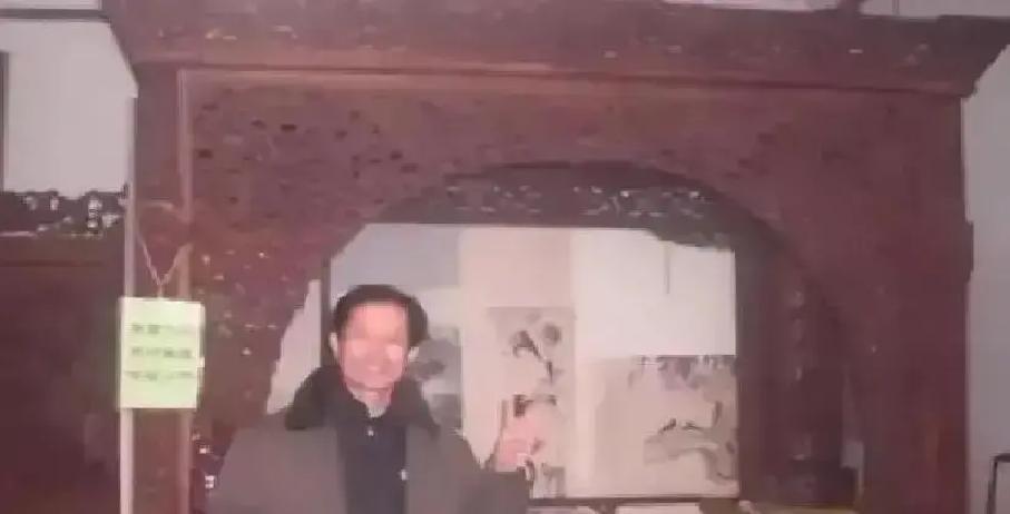 福建有个汉子花了2亿元收藏了一张皇帝曾经睡过的龙床，2007年，他找专家来辨别真
