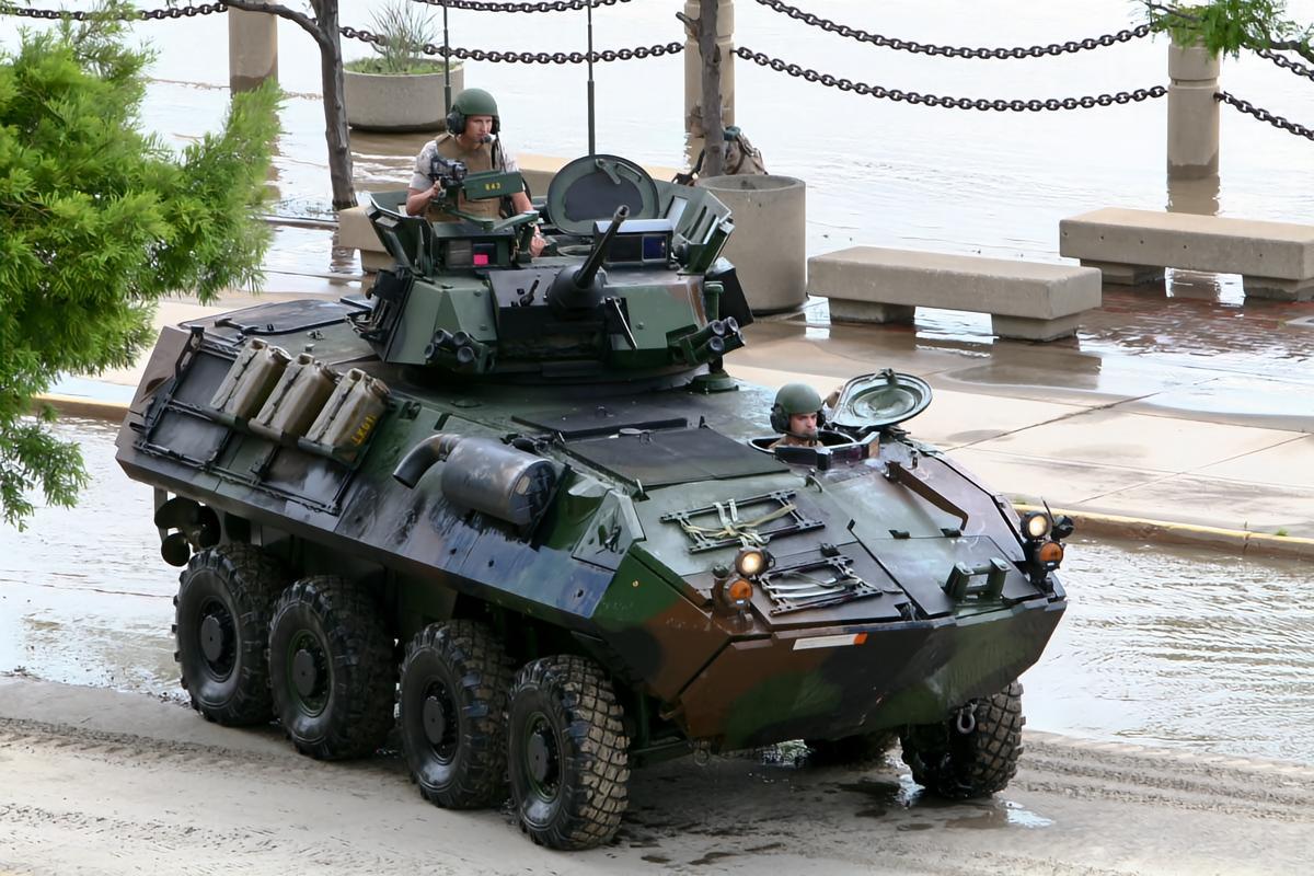 每天认识一件兵器 LAV-25装甲车LAV-25装甲车是加拿大通用汽车公司柴油机