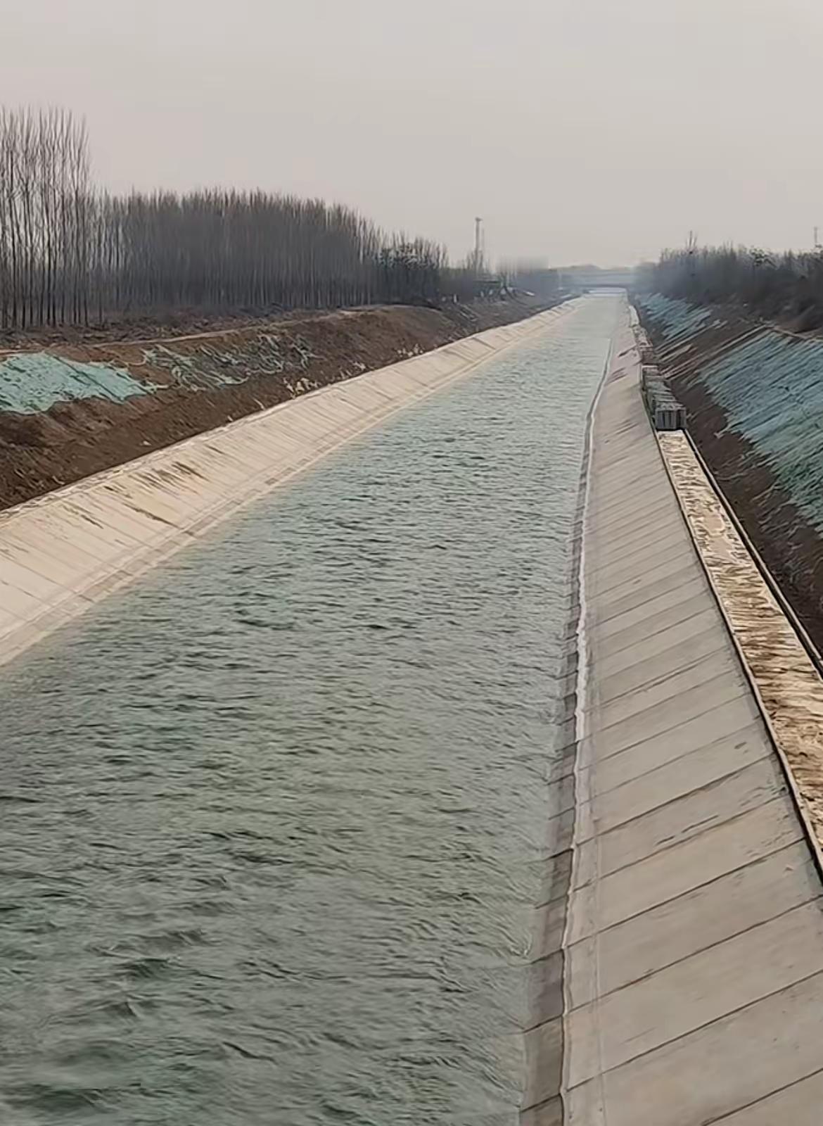 这类光滑的护坡会把整个河道变成吃人的陷阱。

  看了为了救一女子，三个会游泳的