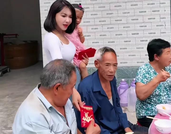 庞麦郎爆火能赚大钱了，
知名演员龚玥菲带女儿去找庞麦郎认干爹。
龚玥菲这段时间和