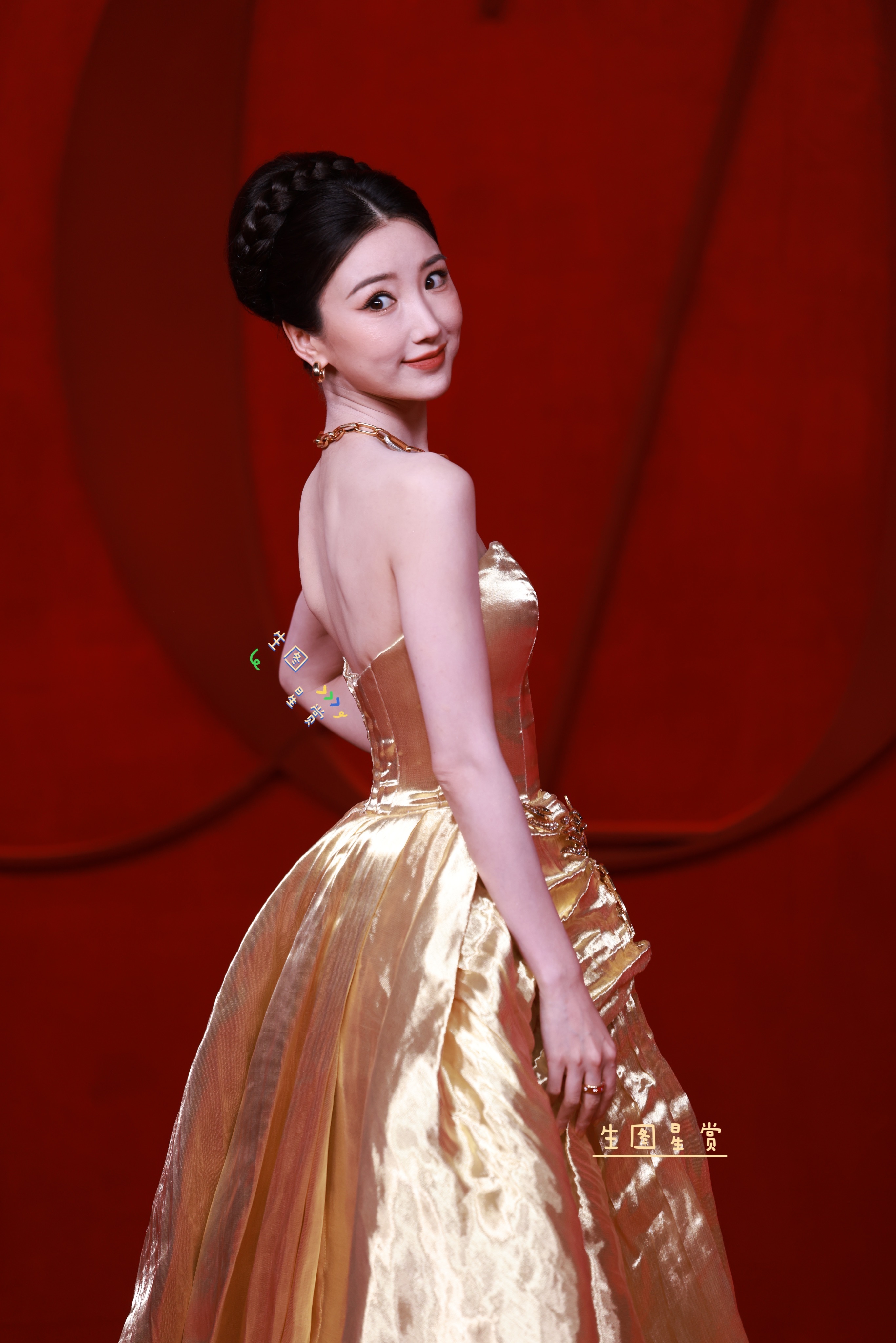毛晓彤芭莎盛典红毯出图，金色礼服好闪🌟 毛晓彤[超话] ​​​