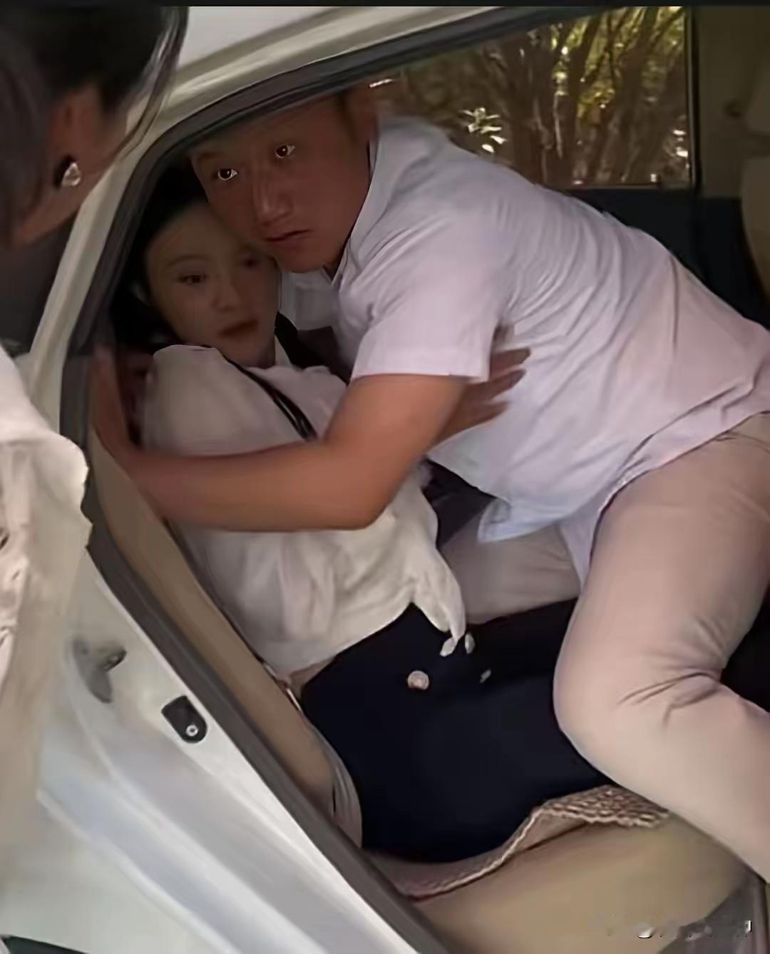 大瓜来了！一男子和女下属在偏僻处被妻子抓个现行，车门打开时，男子竟骑跨在女下属腿