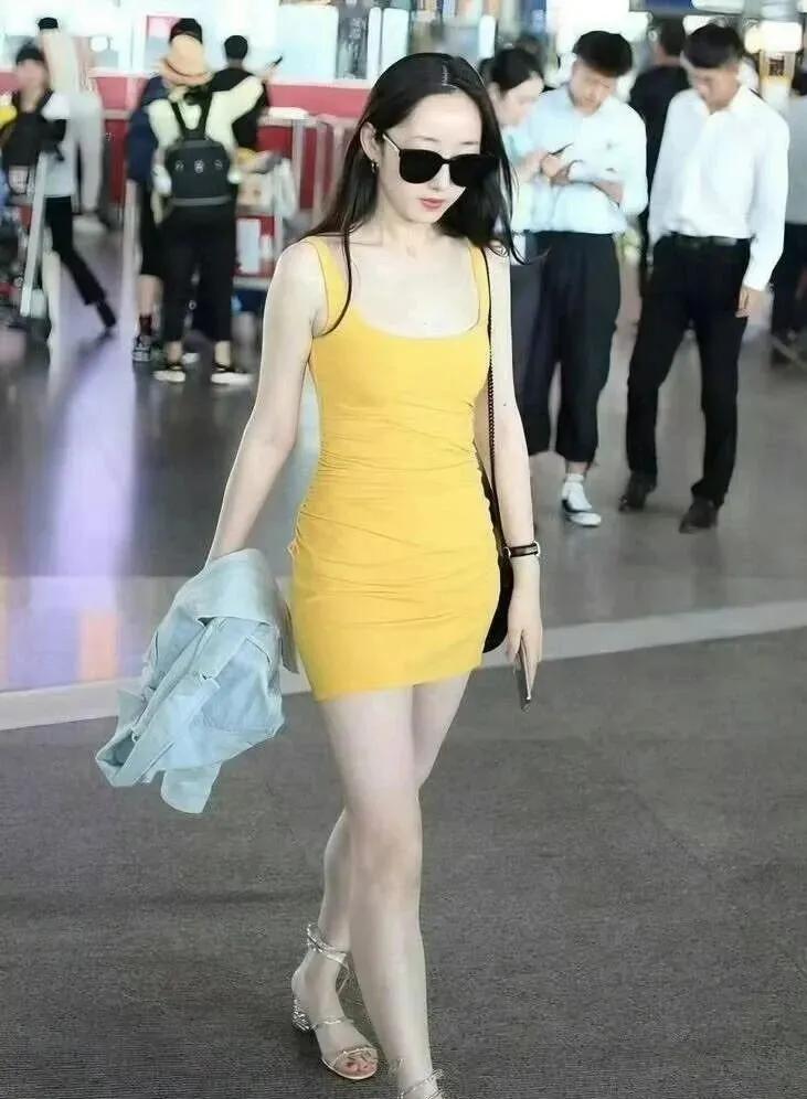 夏天想要回头率，亮色连衣裙可以安排！
蒋梦婕黄色修身吊带短裙，紧身款式勾勒线条，