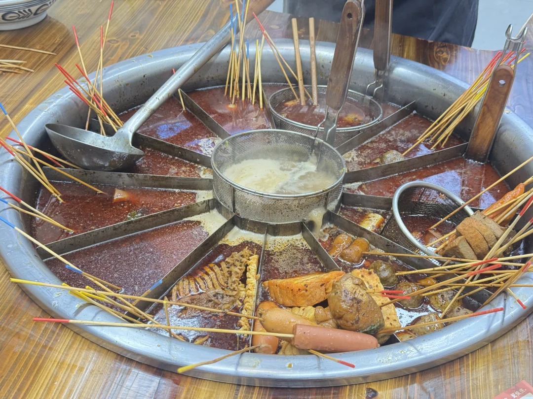 1. 口味与价格 它走的是湖南益阳“脏摊麻辣烫”的路子,改良红汤锅底主...