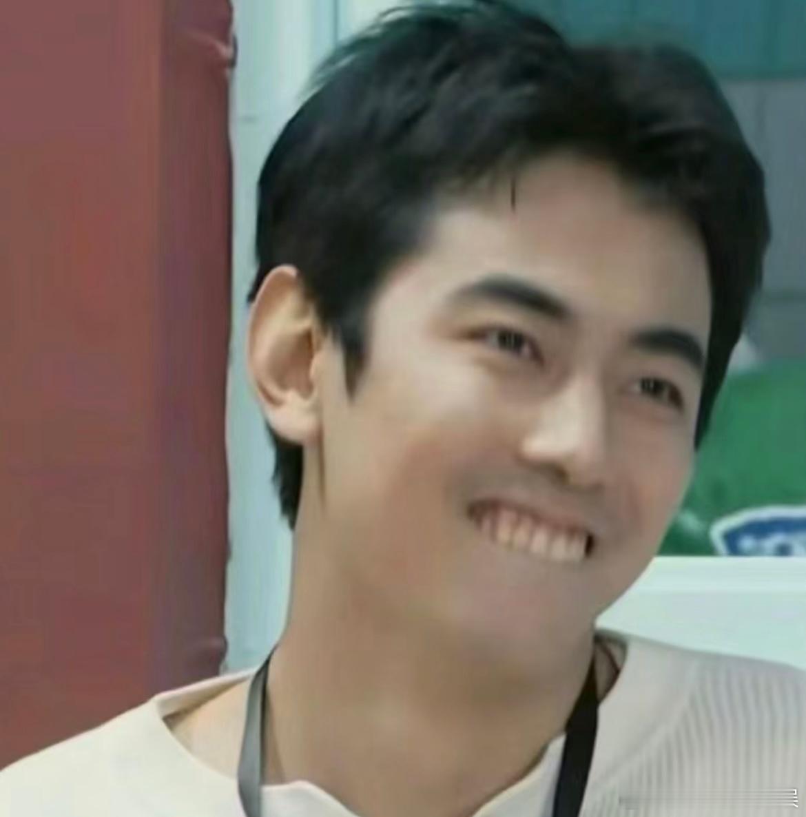 偶遇纪凌尘高铁假装看书 纪凌尘回应的速度也太快了吧哈哈哈哈哈，他在高铁上看书的样