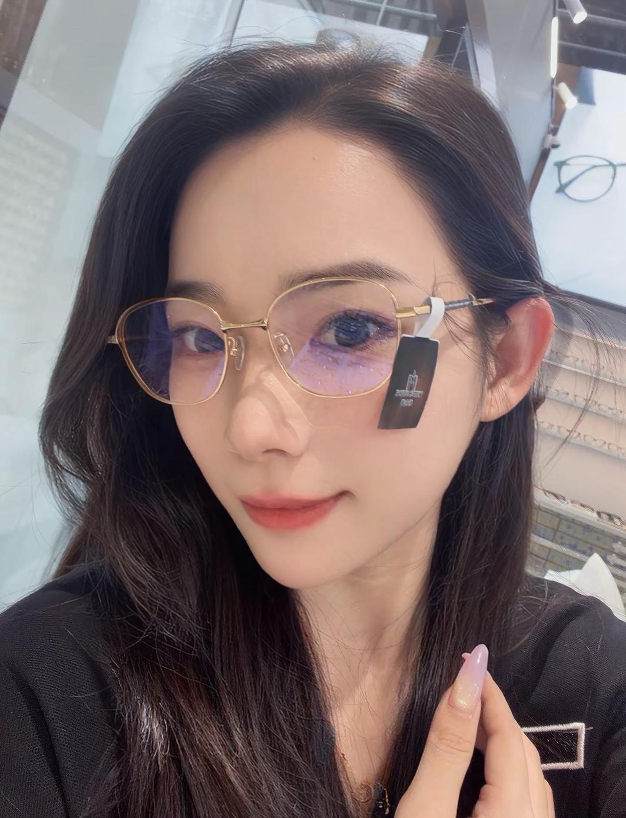 朋友推荐过来配眼镜，体验感很不错。 店内镜框款式很多，近视镜、墨镜都有，风格齐全