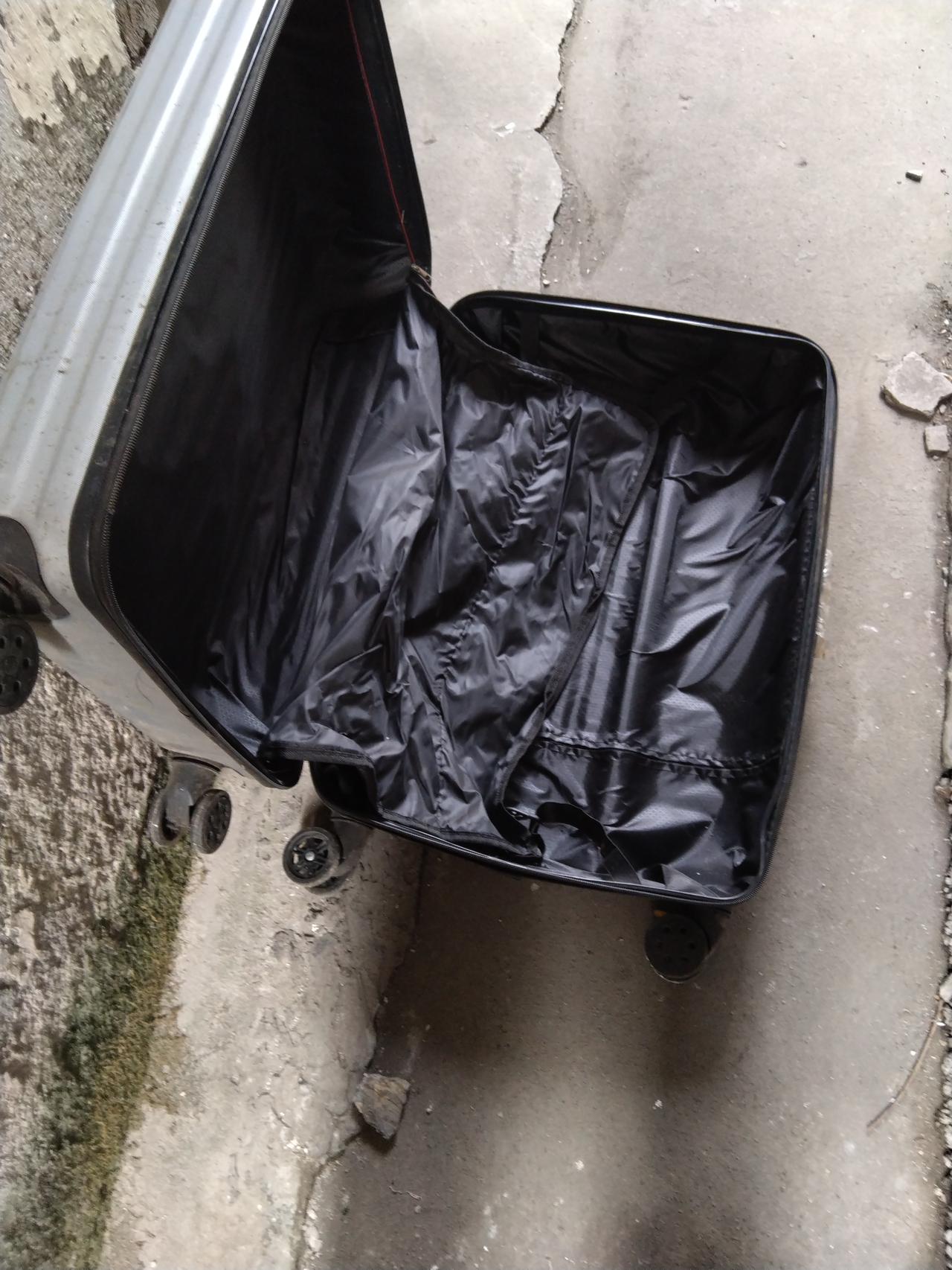 今天回江西老家了，晚上的动车。今年一整年的工作生活下来还是非常满意的。老板没拖欠