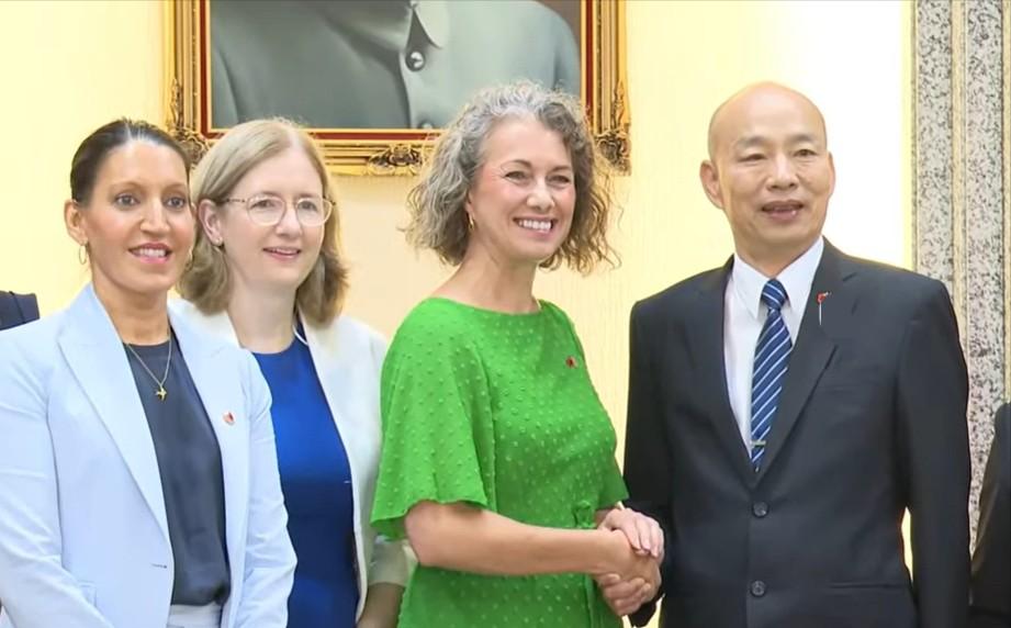 韩国瑜竟然会见英国国会下议员，还阿谀奉承。
台立法机构负责人韩国瑜9月18日下午