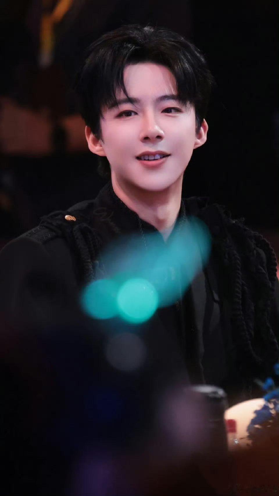 周深 先让刘宇宁身高降下来真的坐下来聊了哈哈哈哈 