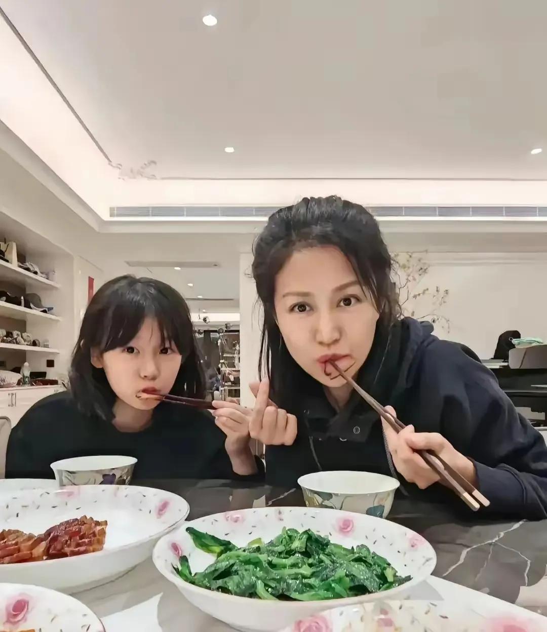 住大别墅却只能吃菜叶子，陆毅一家的生活条件被网友群嘲。当即就有网友反驳，你笑别人