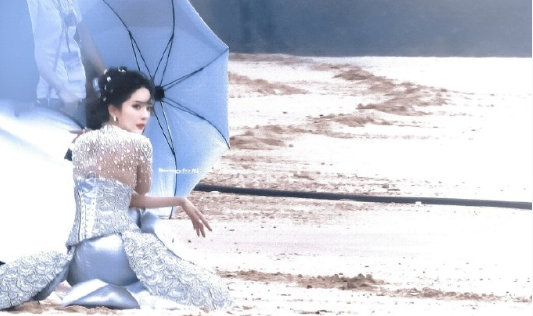 杨幂ELLE美人鱼上岸杨幂ELLE造型路透美人鱼上岸了 ​​​