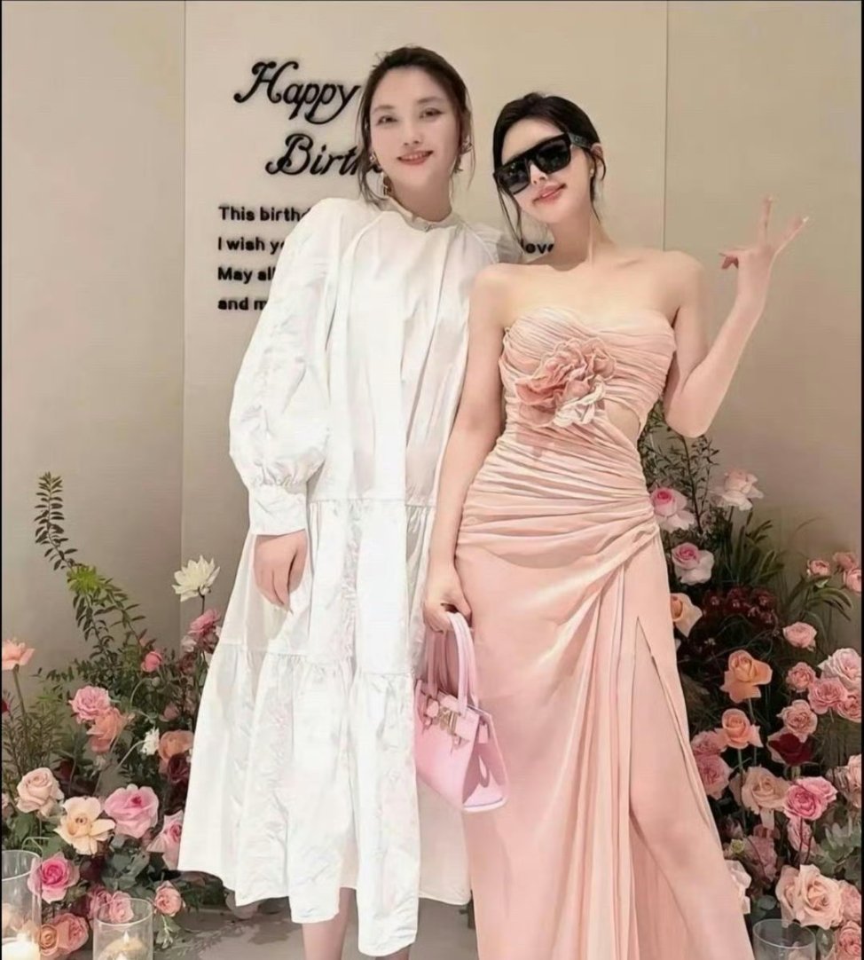 天哪😰这是赵露思吗？怎么又长的不一样了 ​​​