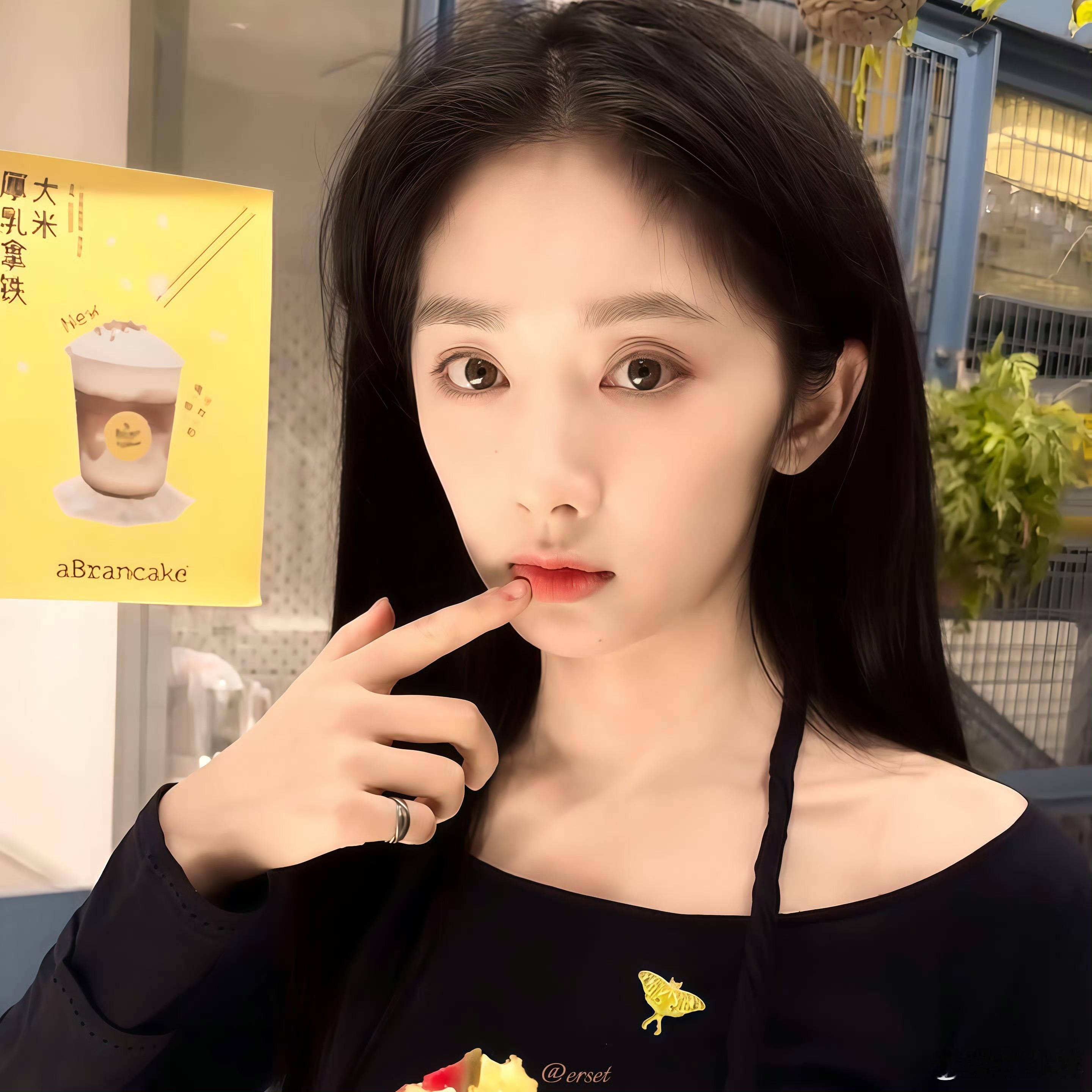 王影璐素颜逛街差点被认出来 素颜出门逛街也超有气质✨不施粉黛依旧颜值在线，低调又