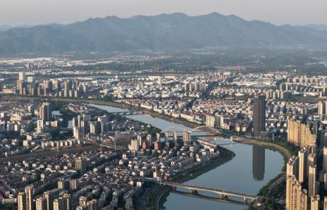今天咱们不聊那些虚无缥缈的985、211，也不画那些“毕业即巅峰”的大饼。咱们掏
