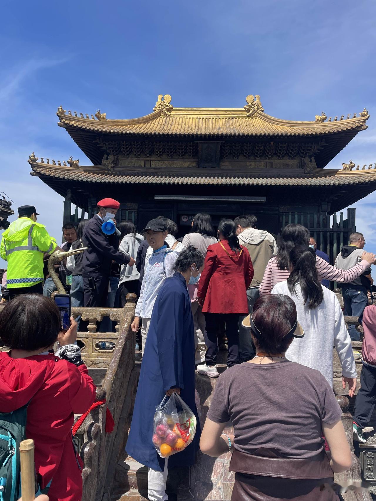 【七绝•擎天一柱武当山】
擎天一柱武当山，绝壁楼阁庙宇悬。
林岫回环皆画境，丹墙