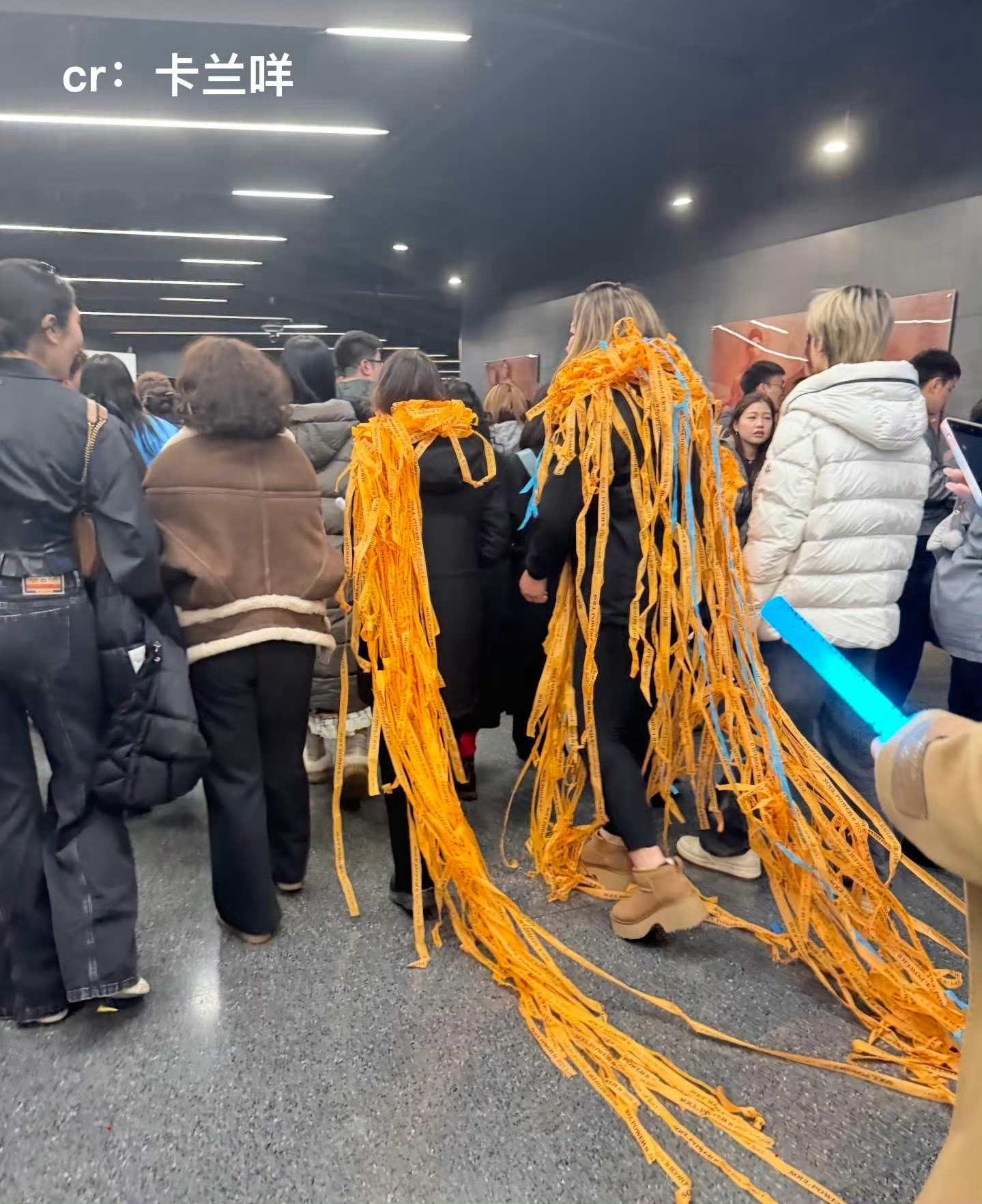 看个陶喆连织带拿的陶喆演唱会现场彩带多得惊人，仿佛能在台下直接织毛衣。他还幽默提