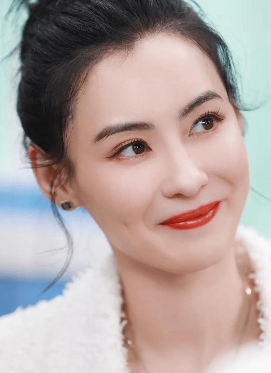 张柏芝今日现身法庭，遭前经纪人控告违约，作为三个孩子爸爸的谢霆锋也引发不少关注。