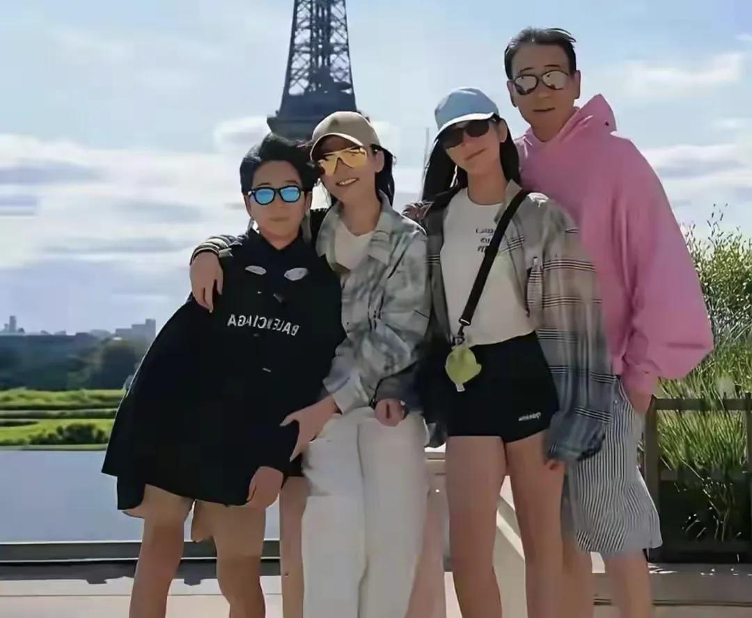 谁说老夫少妻没真爱？49岁苗圃和大他19岁丈夫日子越过越幸福
最近有网友在巴黎偶