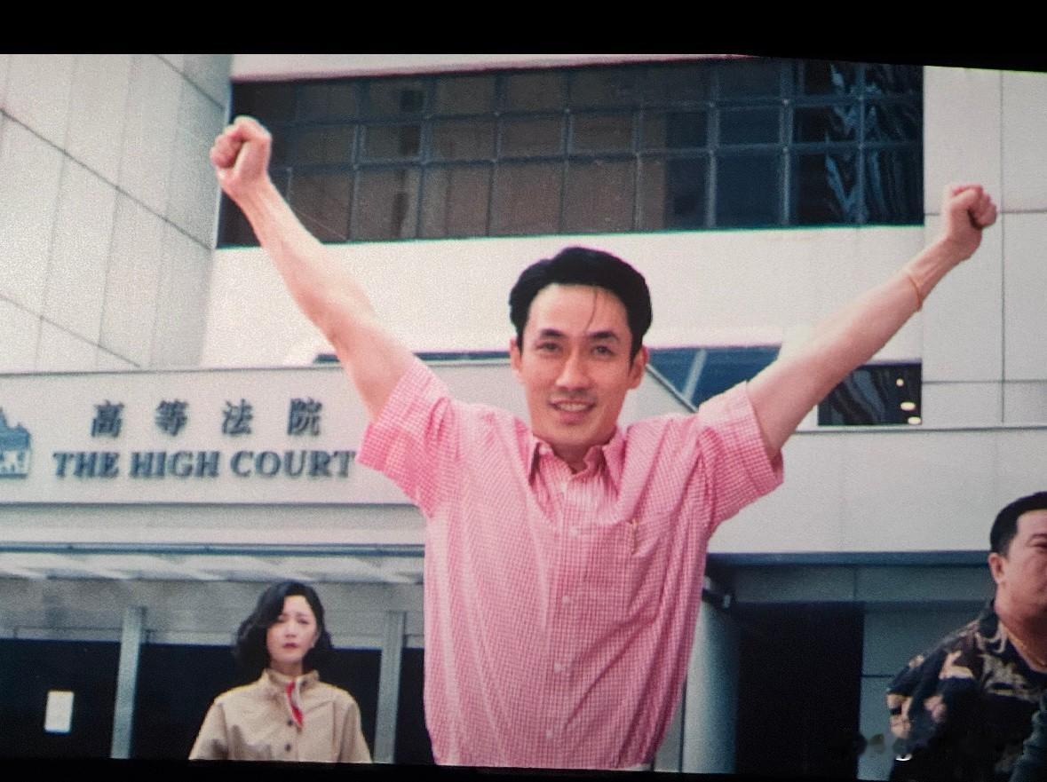同样高举双臂走出高等法院，朱一龙复刻张子强这张名场面，神态气质差距很直观。原型张