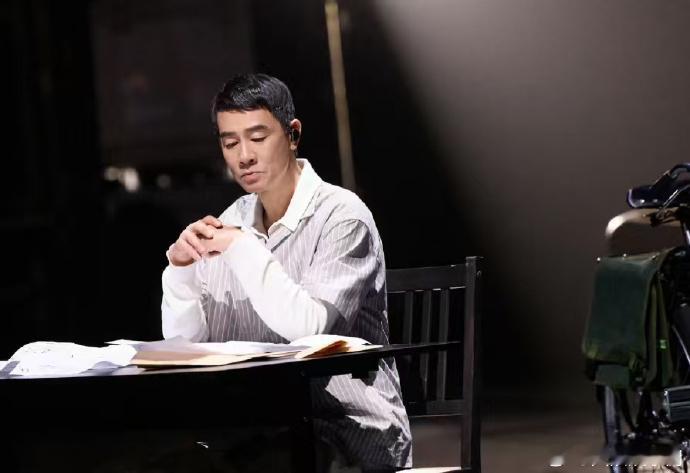 陈小春 一句不唱但有7页歌词陈小春在《无人知晓的我》舞台上，翻着7页歌词不知疲倦