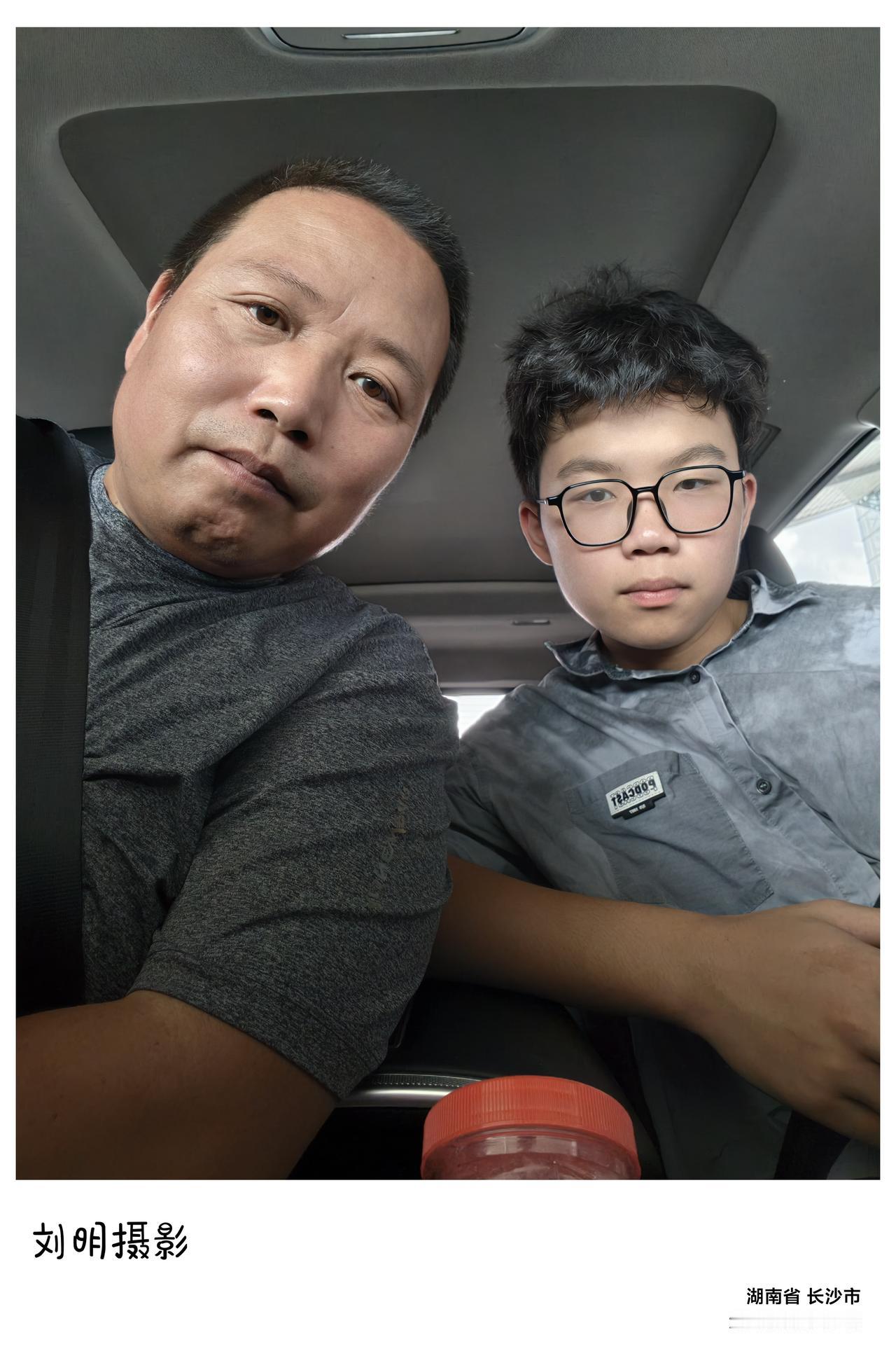 下午送儿子从长沙动身坐高铁前往吉首，他跟着表哥他罗之轩学习视频剪辑已有一周，言谈