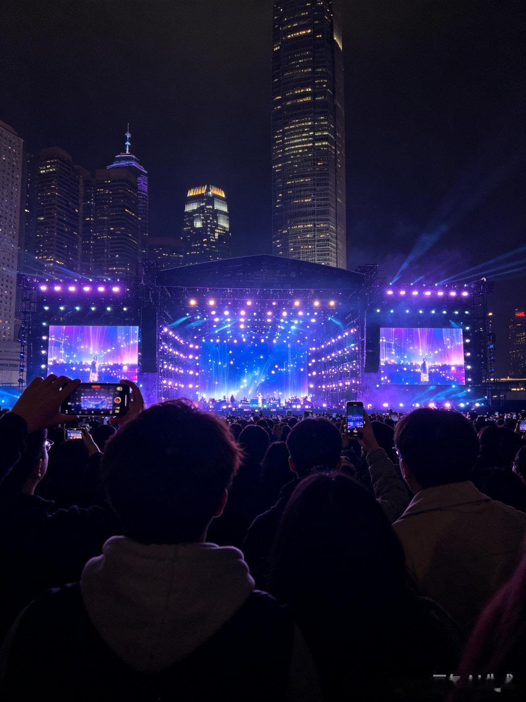 假日音乐会晚风为序，月色为章，一场治愈人心的假日音乐会如约而至🎶没有华丽滤镜，