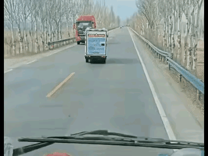 它不知道靠右行驶吗？
这是程序问题，还是驾驶员操控的问题？
这个问题不解决，无人