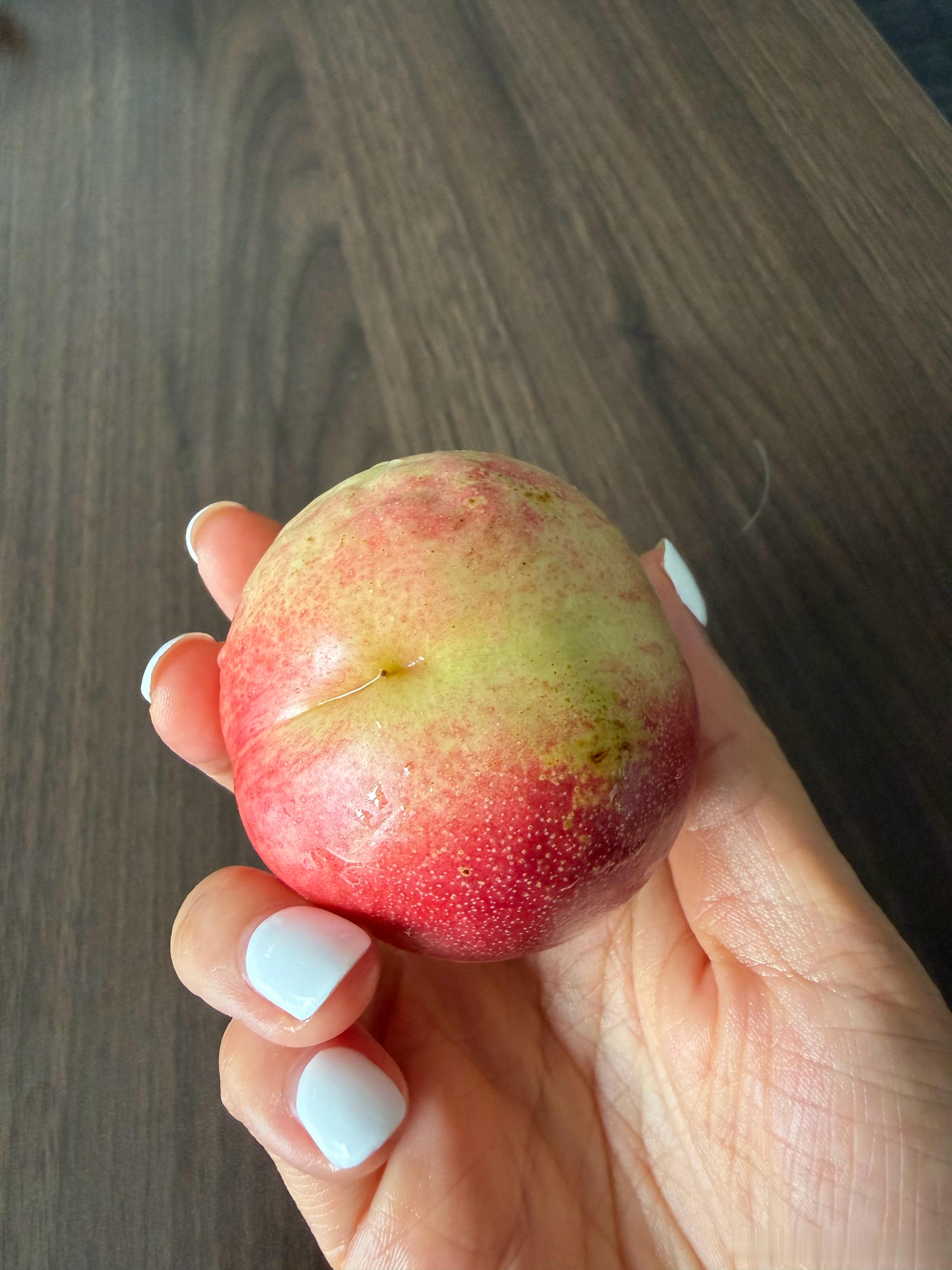 店里上了一款很好吃，脆甜的珍珠枣油桃。迷你圆润的珍珠枣油桃，身上没毛，清洗时不会