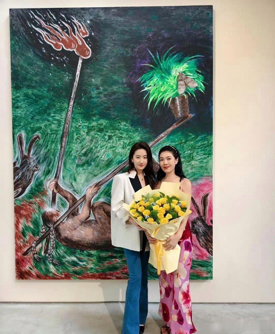 众所周知，刘亦菲平常就挺美，可一和人合照，那美得简直像换了个人，太惊艳啦！ ​​