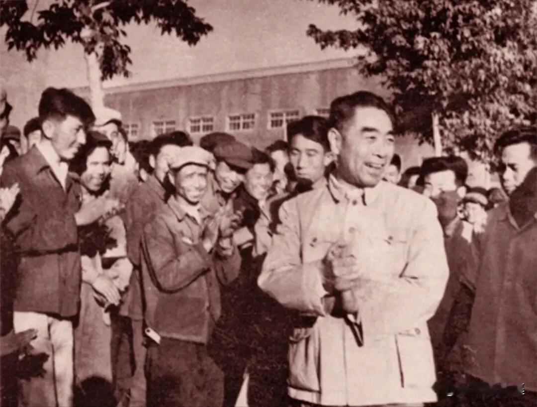 1962年6月，周恩来视察东北轻合金加工厂时，受到工人们的热情欢迎。视察过程中，