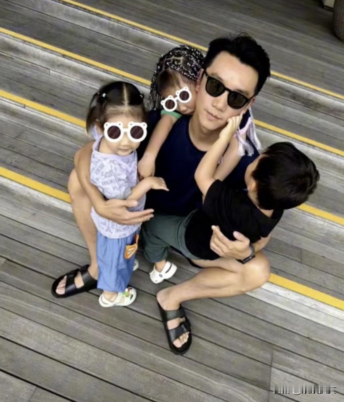 郑恺和苗苗公布一家五口合照，终于在风头过去后，公开了小女儿存在。
原因是二胎和三
