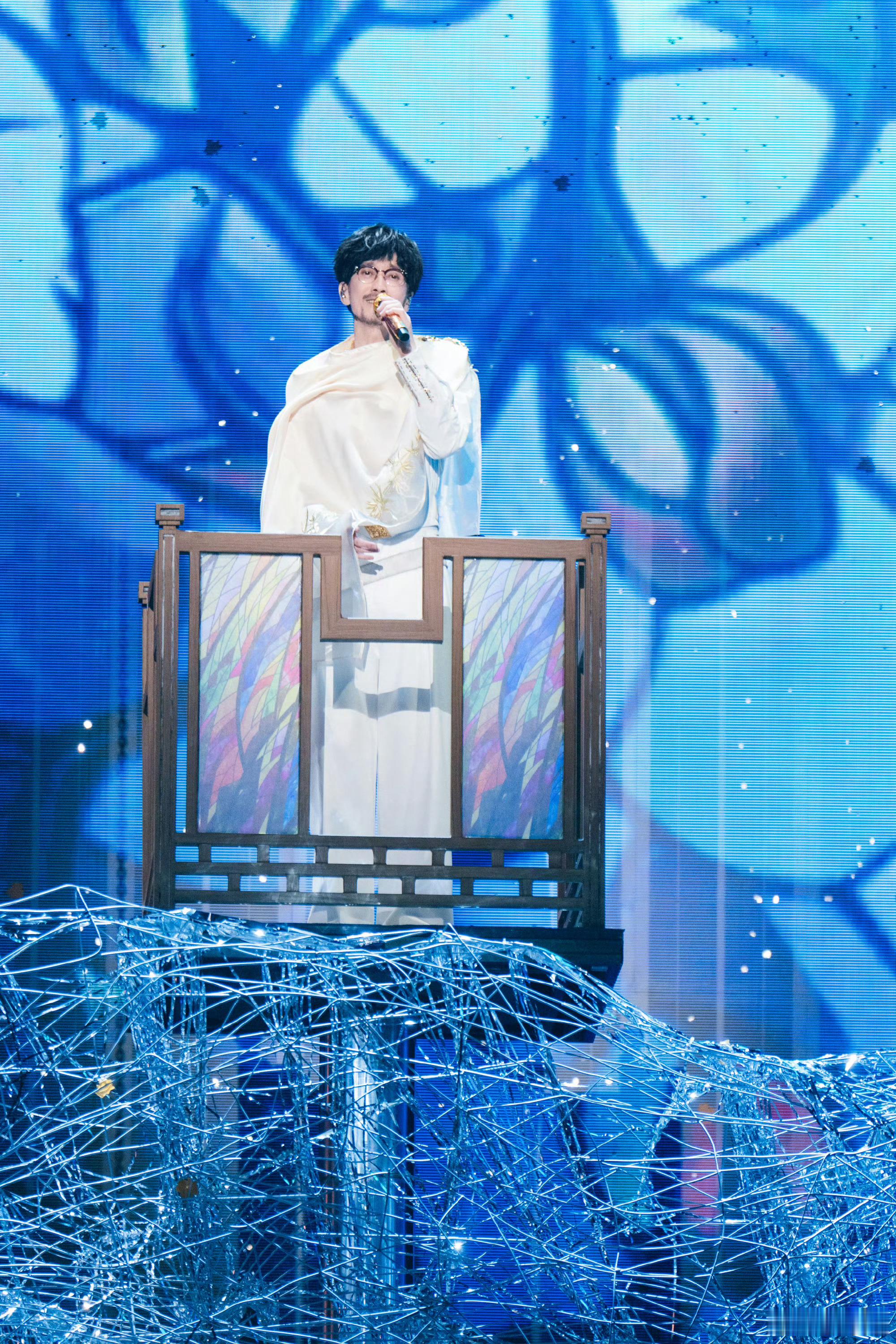 周传雄为粉丝多开一年巡演周传雄把编钟搬上舞台谁被周传雄狠狠戳中了！只因歌迷想看，