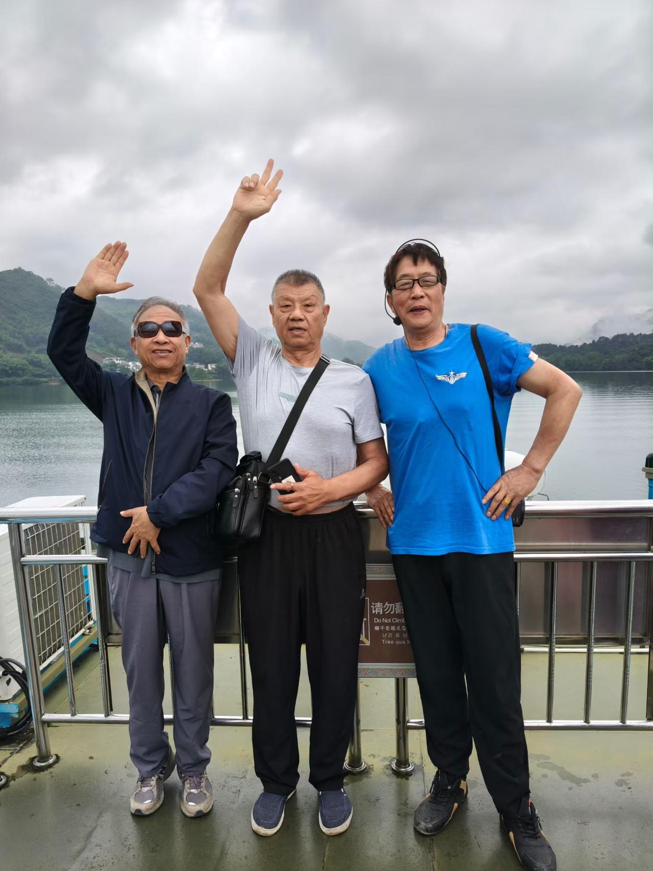 致敬老兵
虽然身高有不同，精神饱满仨老兄。
你猜年龄有多大，七十年代的老兵。
