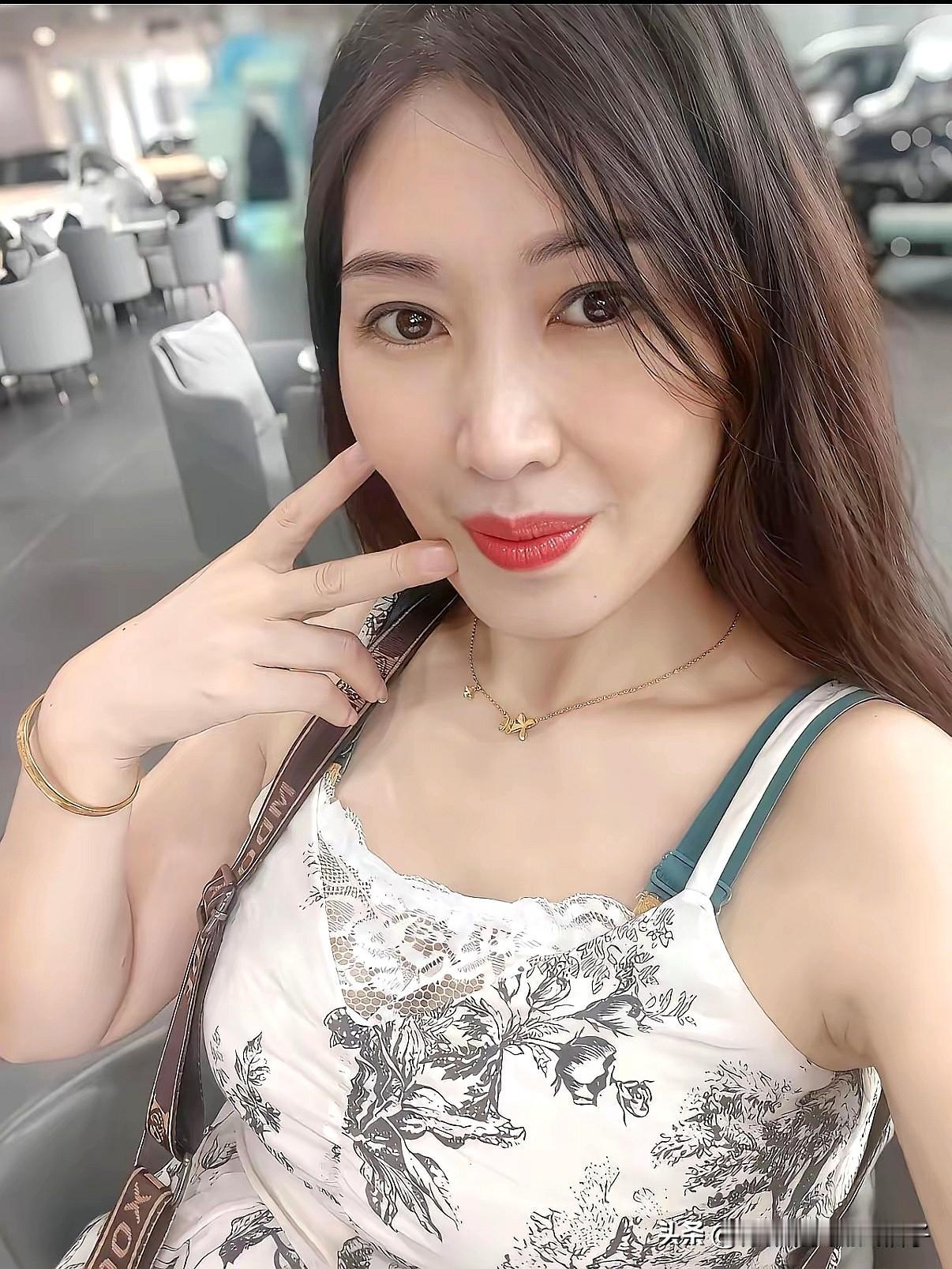 甜美自拍，元气满满的一天！🌞💕