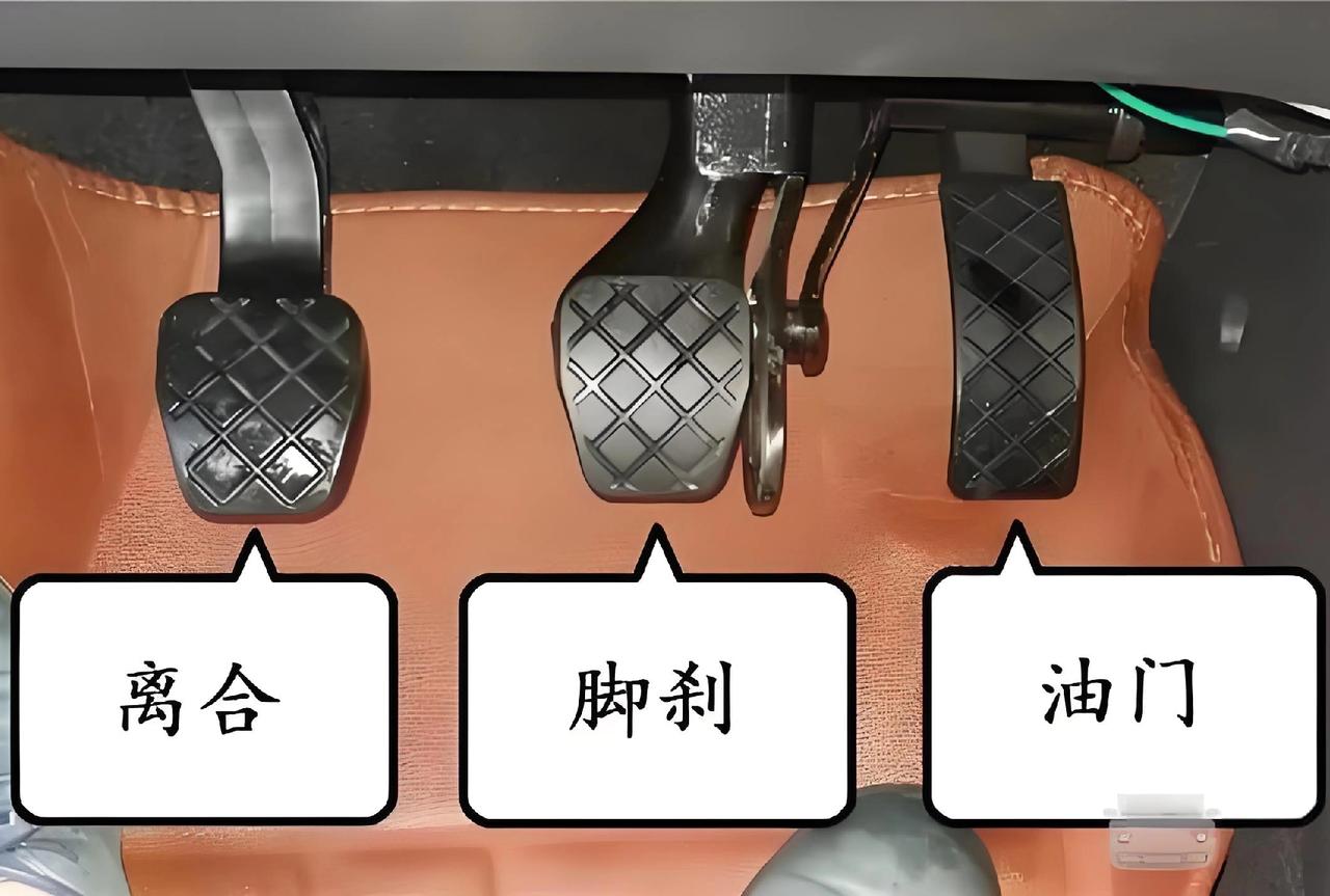 手动挡的车，在行驶过程中，需要刹车时，到底是先踩刹车再踩离合呢，还是先踩离合再踩