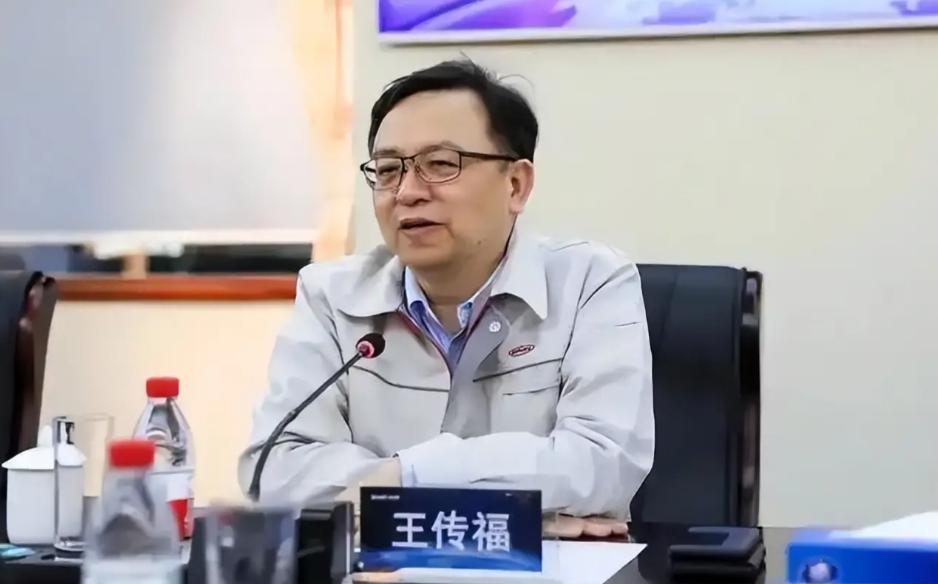 你绝对想不到，身家千亿的比亚迪创始人王传福，如今依然坚持每周雷打不动做一件事：拎