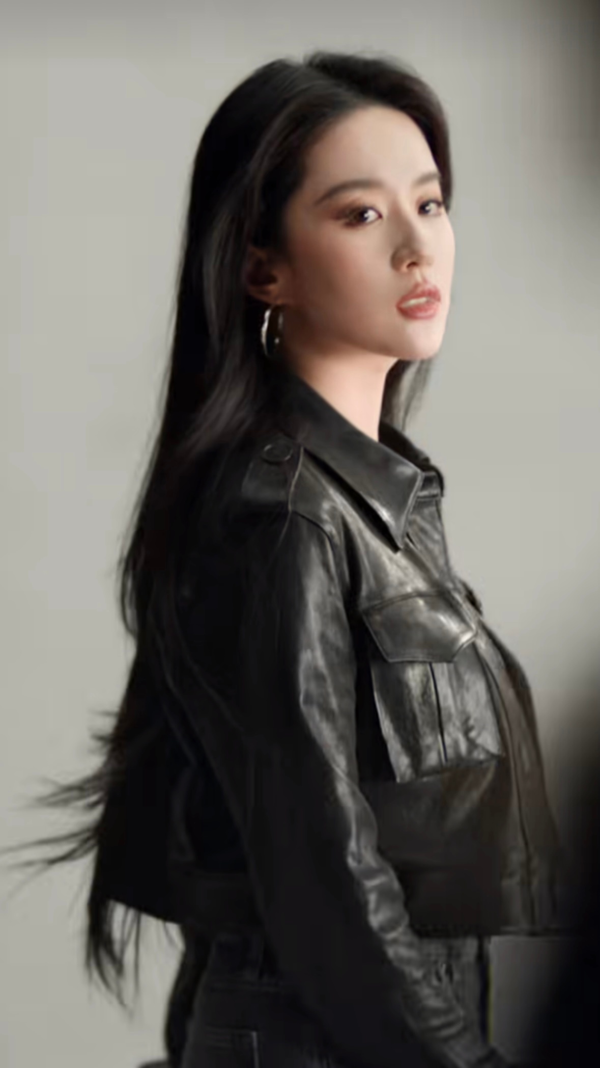 这张是第一次去哥哥单位实习的黄亦玫长大了。 
