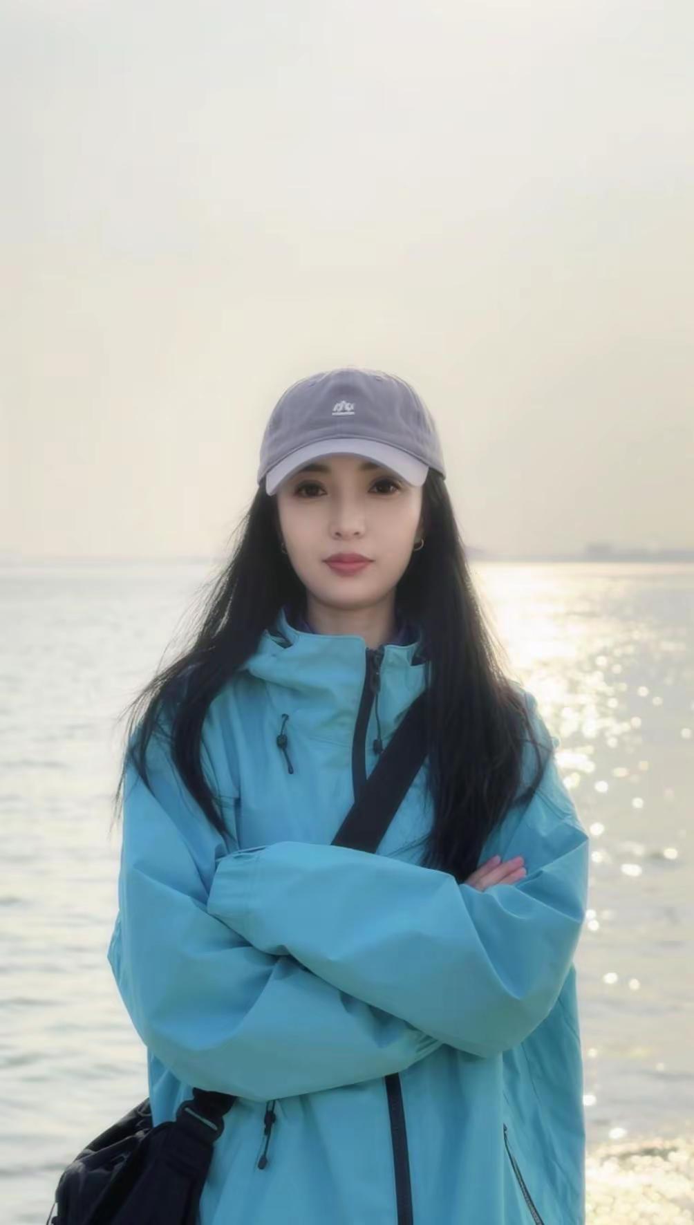 人的一生总是在喜怒哀乐中成长，我们要走的路，有着太多的不确定，遇事无须太执，谁都