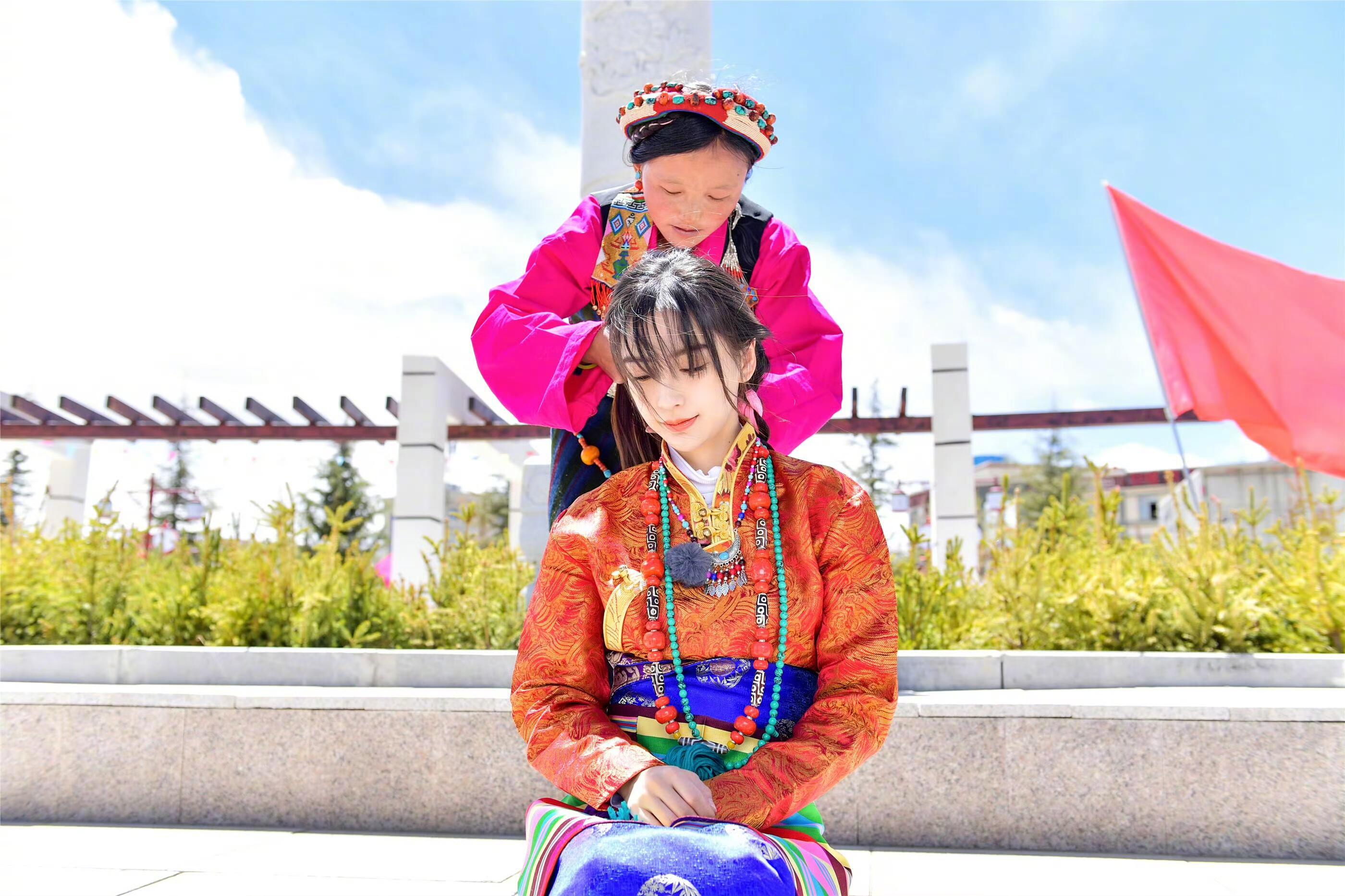 #咪咕星鲜事##Angelababy羌族服饰路透#羌族、苗族、布朗族、藏族、壮族