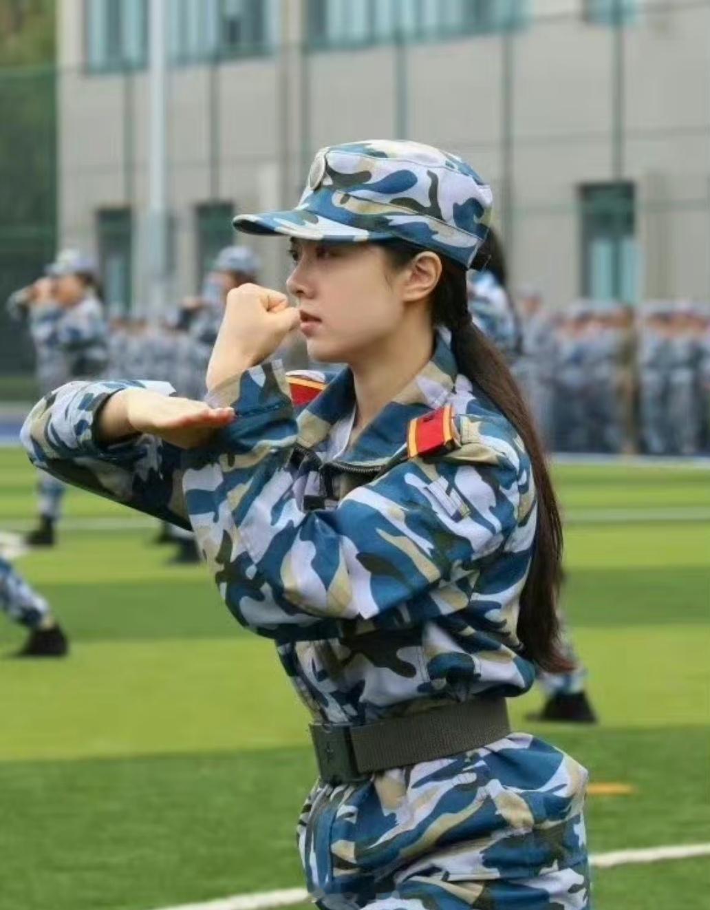 赵今麦主演的新剧《樱桃琥珀》军训路透照引发了网友关注。网友纷纷表示：“麦麦又来军